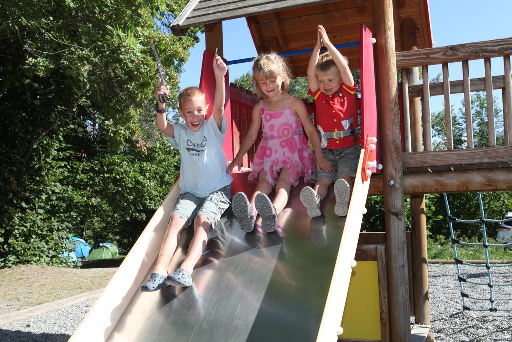 Camping-hotel De Plein Air Les 2 Bois Campsite Baratier